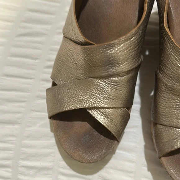 Clark’s Gold Sandals with Crisscross Straps and Wedge Heel - Picture 3 of 5
